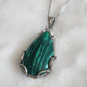 💚 Elegant Green Pendant Necklace – NWT – Lightweight, Trendy Gem Look